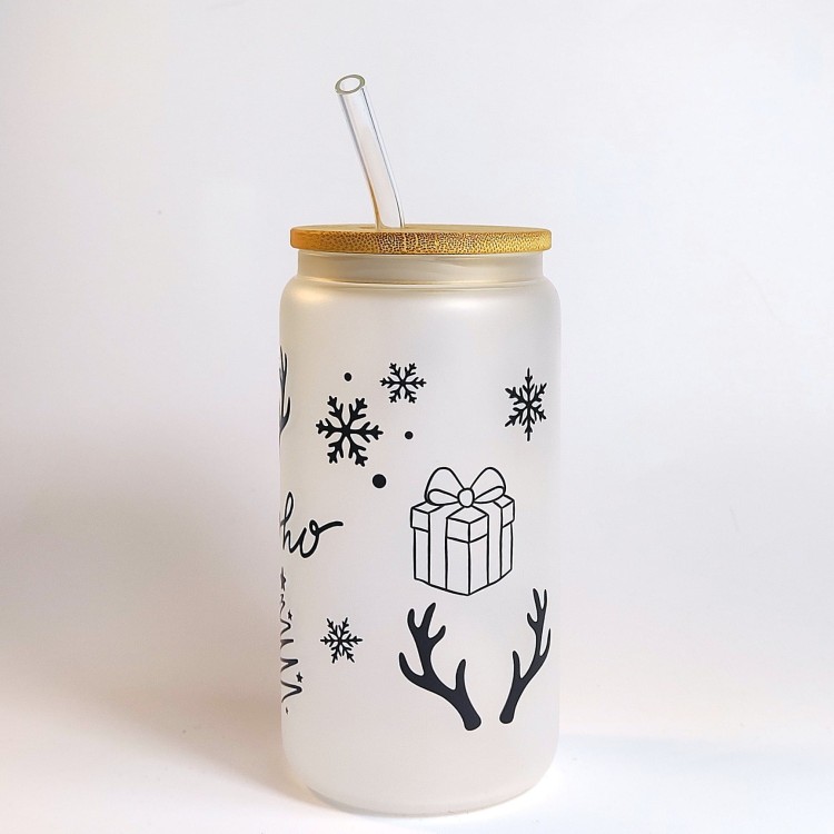Szklanka z matowym szkłem 550 ml - Czarny napis ho ho ho, pozostałe elementy typu sanki, poroże, śnieżynki, kontur choinki zachowane w minimalistycznej, czarnej kolorystyce - pocichutku.pl
