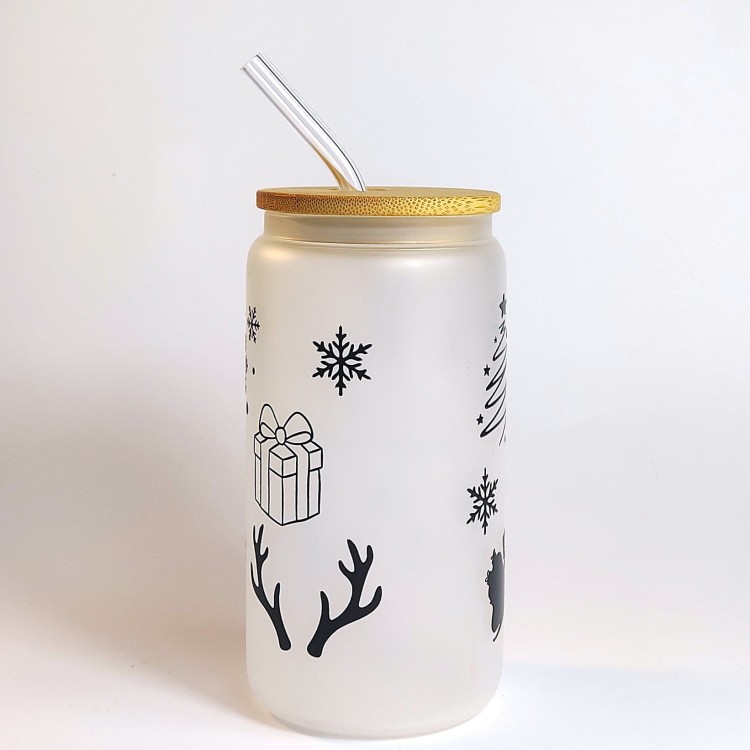 Szklanka z matowym szkłem 550 ml - Czarny napis ho ho ho, pozostałe elementy typu sanki, poroże, śnieżynki, kontur choinki zachowane w minimalistycznej, czarnej kolorystyce - pocichutku.pl