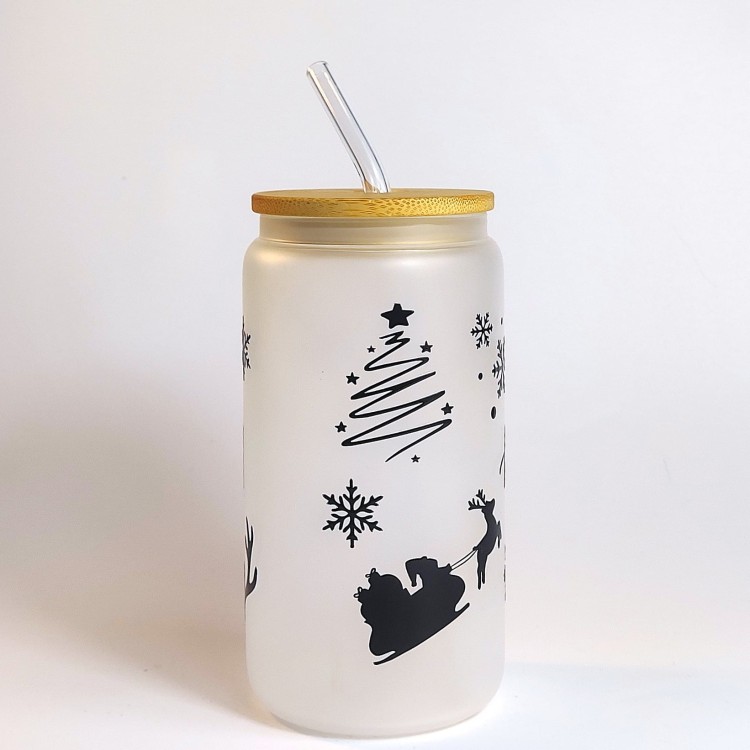 Szklanka z matowym szkłem 550 ml - Czarny napis ho ho ho, pozostałe elementy typu sanki, poroże, śnieżynki, kontur choinki zachowane w minimalistycznej, czarnej kolorystyce - pocichutku.pl