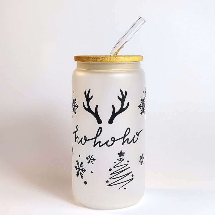 Szklanka z matowym szkłem 550 ml - Czarny napis ho ho ho, pozostałe elementy typu sanki, poroże, śnieżynki, kontur choinki zachowane w minimalistycznej, czarnej kolorystyce - pocichutku.pl