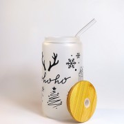 Szklanka z matowym szkłem 550 ml - Czarny napis ho ho ho, pozostałe elementy typu sanki, poroże, śnieżynki, kontur choinki zachowane w minimalistycznej, czarnej kolorystyce - pocichutku.pl