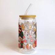 Szklanka 550 ml z bambusową pokrywką i słomką - Świąteczne Skrzaty w ciemno zielonej i bordowej kolorystyce - pocichutku.pl
