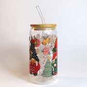 Szklanka 550 ml z bambusową pokrywką i słomką - Świąteczne Skrzaty w ciemno zielonej i bordowej kolorystyce - pocichutku.pl