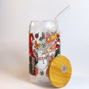 Szklanka 550 ml z bambusową pokrywką i słomką - Świąteczne Skrzaty w ciemno zielonej i bordowej kolorystyce - pocichutku.pl