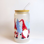 Szklanka z matowym szkłem 550 ml - śnieżne krasnale w czerwonych kubraczkach, w tle błękitne choinki i białe kropki imitujące śnieg - pocichutku.pl