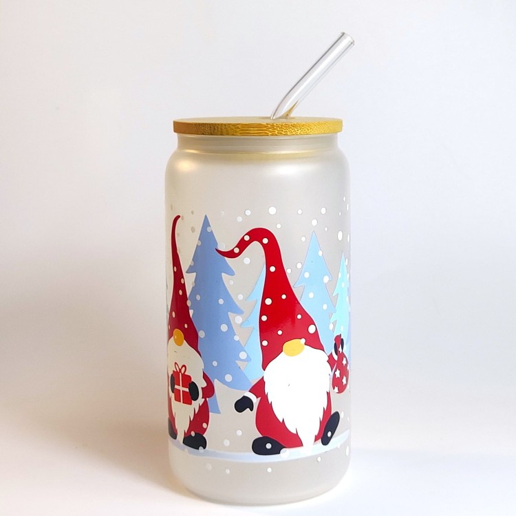 Szklanka z matowym szkłem 550 ml - śnieżne krasnale w czerwonych kubraczkach, w tle błękitne choinki i białe kropki imitujące śnieg - pocichutku.pl