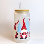Szklanka z matowym szkłem 550 ml - śnieżne krasnale w czerwonych kubraczkach, w tle błękitne choinki i białe kropki imitujące śnieg - pocichutku.pl