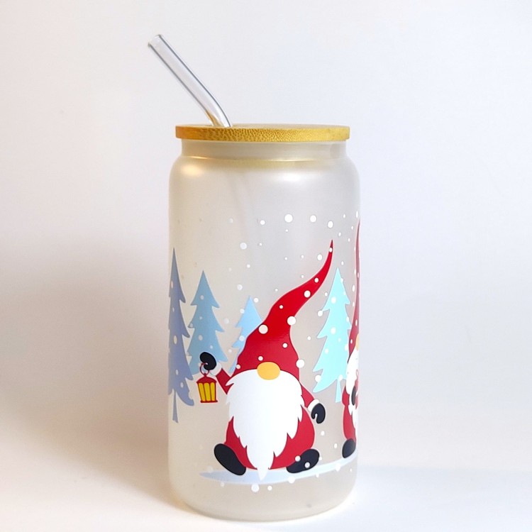 Szklanka z matowym szkłem 550 ml - śnieżne krasnale w czerwonych kubraczkach, w tle błękitne choinki i białe kropki imitujące śnieg - pocichutku.pl