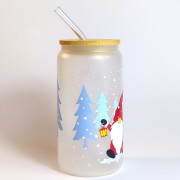Szklanka z matowym szkłem 550 ml - śnieżne krasnale w czerwonych kubraczkach, w tle błękitne choinki i białe kropki imitujące śnieg - pocichutku.pl