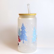 Szklanka z matowym szkłem 550 ml - śnieżne krasnale w czerwonych kubraczkach, w tle błękitne choinki i białe kropki imitujące śnieg - pocichutku.pl