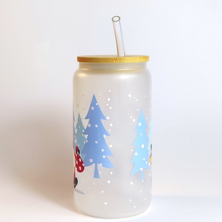 Szklanka z matowym szkłem 550 ml - śnieżne krasnale w czerwonych kubraczkach, w tle błękitne choinki i białe kropki imitujące śnieg - pocichutku.pl