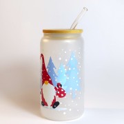 Szklanka z matowym szkłem 550 ml - śnieżne krasnale w czerwonych kubraczkach, w tle błękitne choinki i białe kropki imitujące śnieg - pocichutku.pl