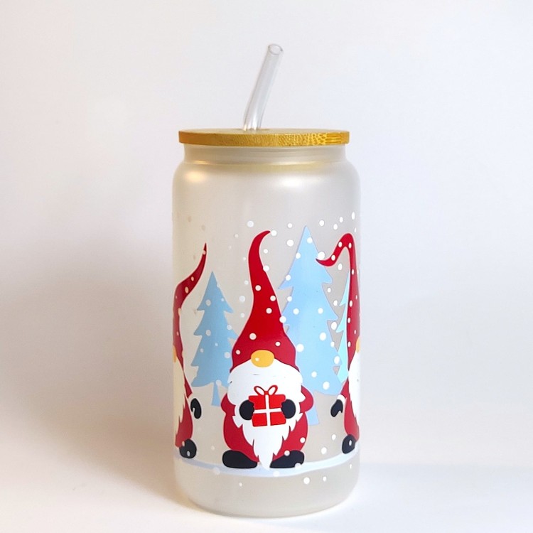 Szklanka z matowym szkłem 550 ml - śnieżne krasnale w czerwonych kubraczkach, w tle błękitne choinki i białe kropki imitujące śnieg - pocichutku.pl