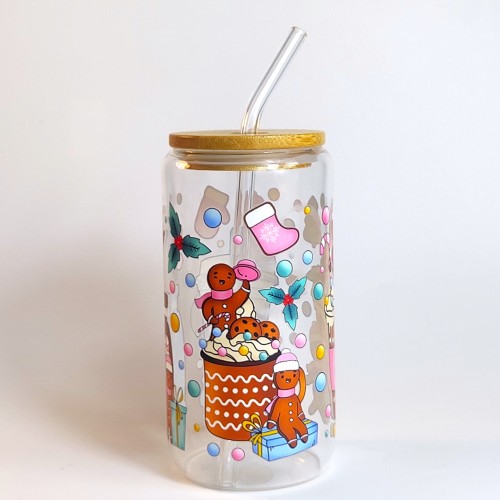 Szklany kubek 550 ml z bambusową pokrywką i słomką - pierniczki w różowych czapeczkach i szaliczkach wokół pastelowych kubków na wynos - pocichutku.pl