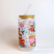 Szklany kubek 550 ml z bambusową pokrywką i słomką - pierniczki w różowych czapeczkach i szaliczkach wokół pastelowych kubków na wynos - pocichutku.pl