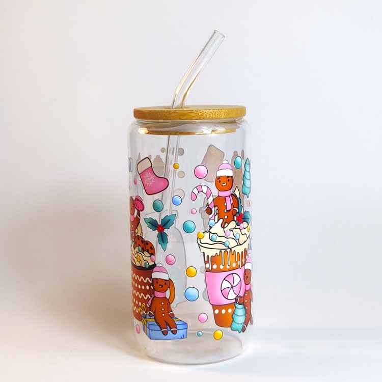 Szklany kubek 550 ml z bambusową pokrywką i słomką - pierniczki w różowych czapeczkach i szaliczkach wokół pastelowych kubków na wynos - pocichutku.pl