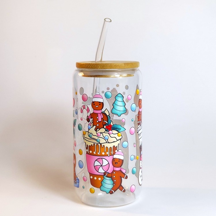Szklany kubek 550 ml z bambusową pokrywką i słomką - pierniczki w różowych czapeczkach i szaliczkach wokół pastelowych kubków na wynos - pocichutku.pl