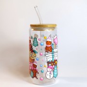 Szklany kubek 550 ml z bambusową pokrywką i słomką - pierniczki w różowych czapeczkach i szaliczkach wokół pastelowych kubków na wynos - pocichutku.pl