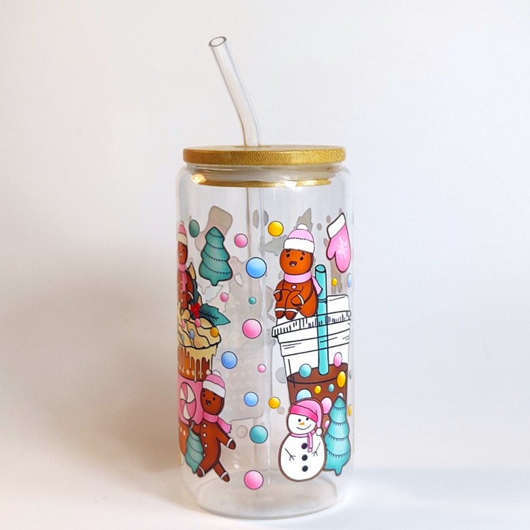 Szklany kubek 550 ml z bambusową pokrywką i słomką - pierniczki w różowych czapeczkach i szaliczkach wokół pastelowych kubków na wynos - pocichutku.pl