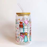Szklany kubek 550 ml z bambusową pokrywką i słomką - pierniczki w różowych czapeczkach i szaliczkach wokół pastelowych kubków na wynos - pocichutku.pl