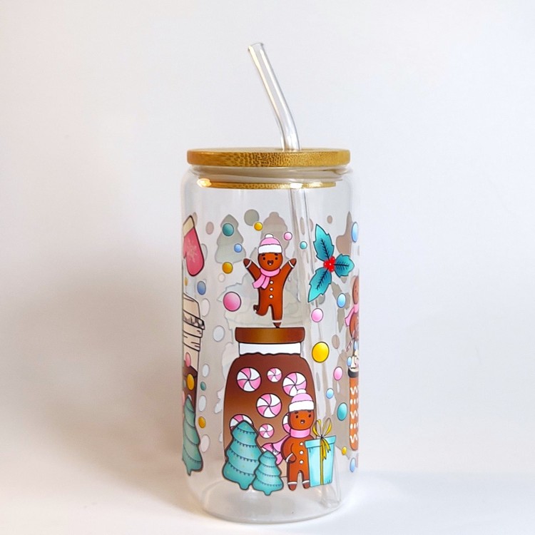 Szklany kubek 550 ml z bambusową pokrywką i słomką - pierniczki w różowych czapeczkach i szaliczkach wokół pastelowych kubków na wynos - pocichutku.pl