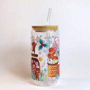 Szklany kubek 550 ml z bambusową pokrywką i słomką - pierniczki w różowych czapeczkach i szaliczkach wokół pastelowych kubków na wynos - pocichutku.pl