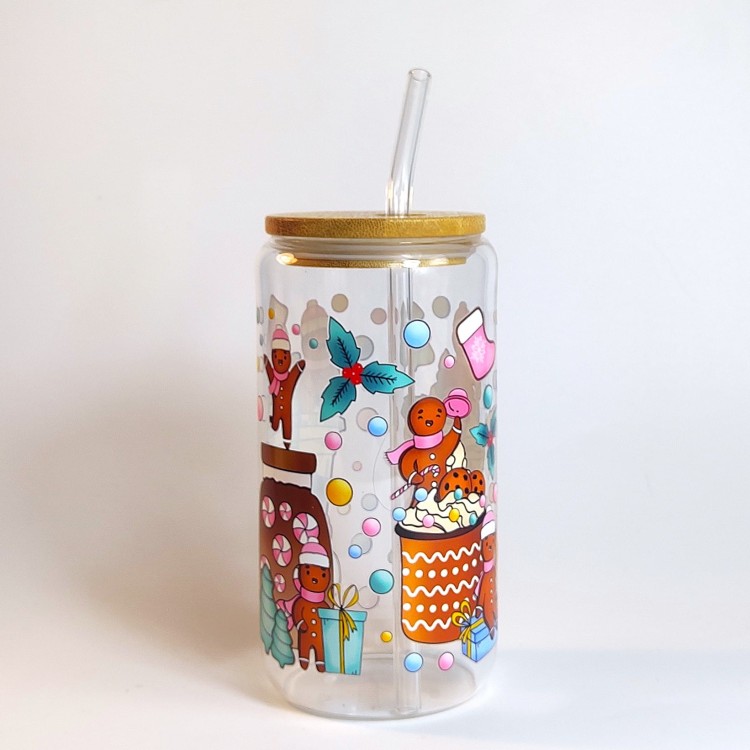 Szklany kubek 550 ml z bambusową pokrywką i słomką - pierniczki w różowych czapeczkach i szaliczkach wokół pastelowych kubków na wynos - pocichutku.pl