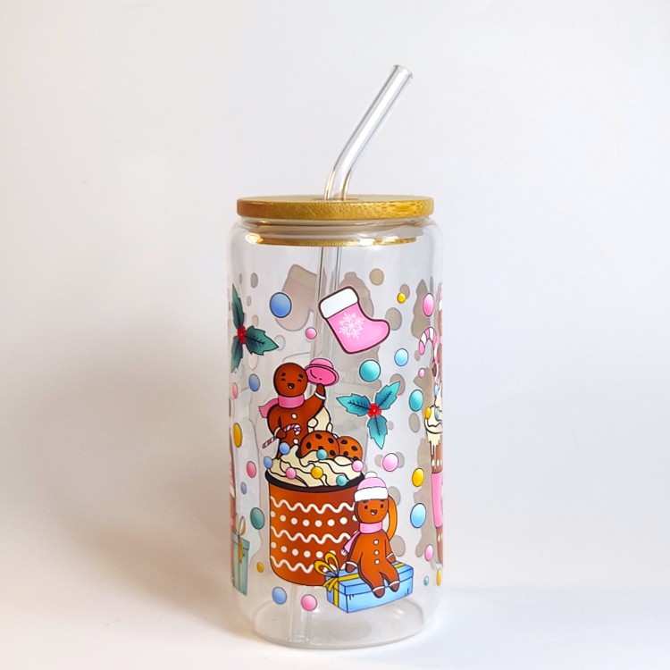 Szklany kubek 550 ml z bambusową pokrywką i słomką - pierniczki w różowych czapeczkach i szaliczkach wokół pastelowych kubków na wynos - pocichutku.pl