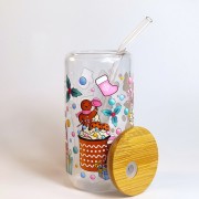 Szklany kubek 550 ml z bambusową pokrywką i słomką - pierniczki w różowych czapeczkach i szaliczkach wokół pastelowych kubków na wynos - pocichutku.pl