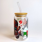 Szklany kubek 500 ml z bambusową pokrywką i słomką - duży pierniczek w otoczeniu elementów i dekoracji Świątecznych - pocichutku.pl