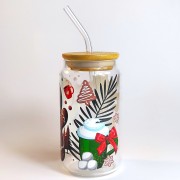 Szklany kubek 500 ml z bambusową pokrywką i słomką - duży pierniczek w otoczeniu elementów i dekoracji Świątecznych - pocichutku.pl