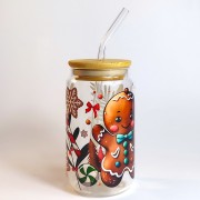 Szklany kubek 500 ml z bambusową pokrywką i słomką - duży pierniczek w otoczeniu elementów i dekoracji Świątecznych - pocichutku.pl