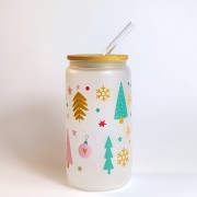 Szklany kubek 550 ml - mleczne szkło - choineczki w różnych kształtach, pastelowych kolorach i otoczeniu bombek, prezentów i gwiazdek - pocichutku.pl