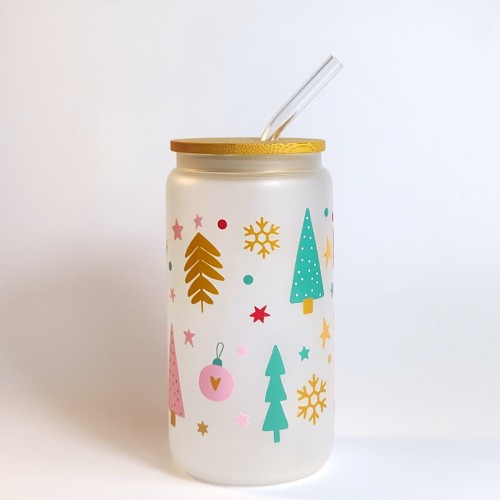 Szklany kubek 550 ml - mleczne szkło - choineczki w różnych kształtach, pastelowych kolorach i otoczeniu bombek, prezentów i gwiazdek - pocichutku.pl