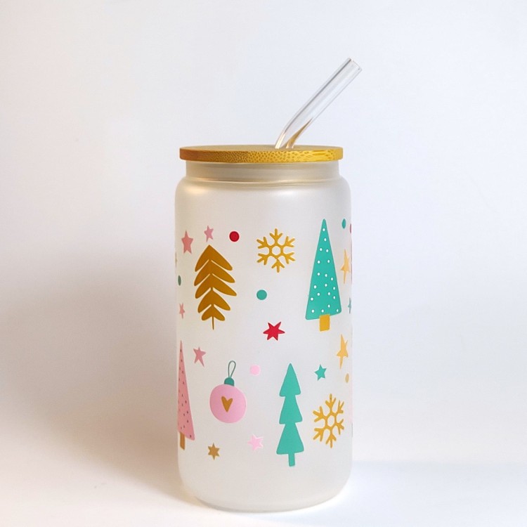Szklany kubek 550 ml - mleczne szkło - choineczki w różnych kształtach, pastelowych kolorach i otoczeniu bombek, prezentów i gwiazdek - pocichutku.pl