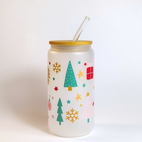 Szklany kubek 550 ml - mleczne szkło - choineczki w różnych kształtach, pastelowych kolorach i otoczeniu bombek, prezentów i gwiazdek - pocichutku.pl