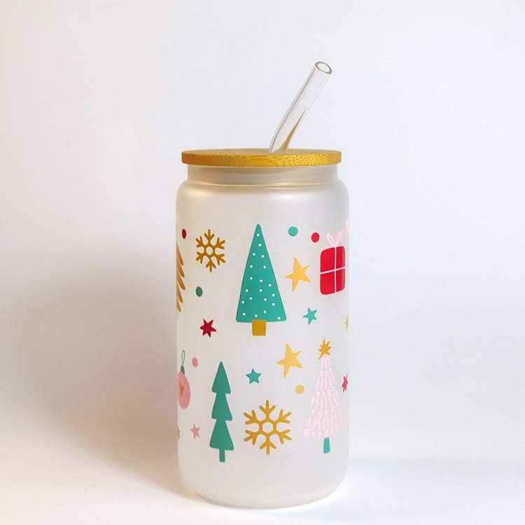 Szklany kubek 550 ml - mleczne szkło - choineczki w różnych kształtach, pastelowych kolorach i otoczeniu bombek, prezentów i gwiazdek - pocichutku.pl