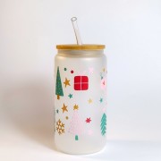 Szklany kubek 550 ml - mleczne szkło - choineczki w różnych kształtach, pastelowych kolorach i otoczeniu bombek, prezentów i gwiazdek - pocichutku.pl