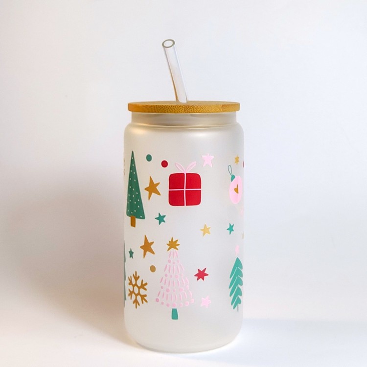 Szklany kubek 550 ml - mleczne szkło - choineczki w różnych kształtach, pastelowych kolorach i otoczeniu bombek, prezentów i gwiazdek - pocichutku.pl