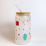 Szklany kubek 550 ml - mleczne szkło - choineczki w różnych kształtach, pastelowych kolorach i otoczeniu bombek, prezentów i gwiazdek - pocichutku.pl