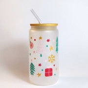 Szklany kubek 550 ml - mleczne szkło - choineczki w różnych kształtach, pastelowych kolorach i otoczeniu bombek, prezentów i gwiazdek - pocichutku.pl