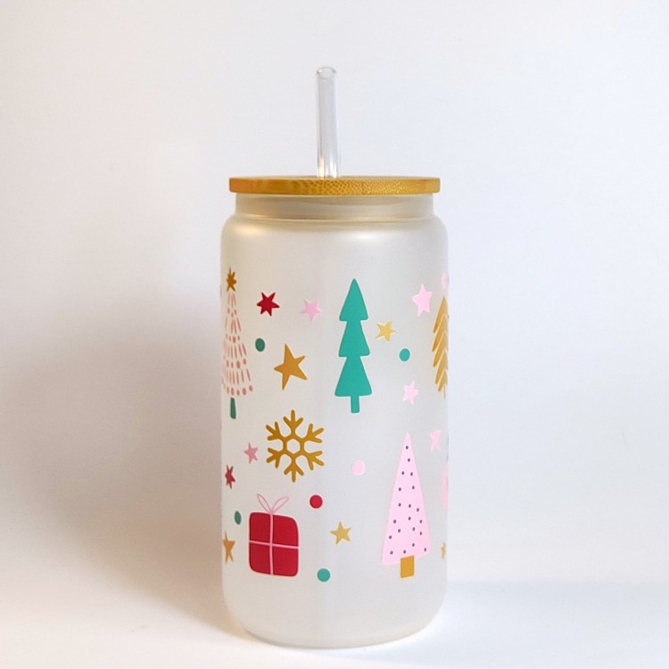 Szklany kubek 550 ml - mleczne szkło - choineczki w różnych kształtach, pastelowych kolorach i otoczeniu bombek, prezentów i gwiazdek - pocichutku.pl