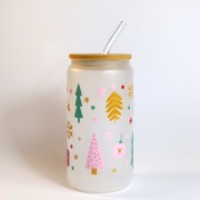 Szklany kubek 550 ml - mleczne szkło - choineczki w różnych kształtach, pastelowych kolorach i otoczeniu bombek, prezentów i gwiazdek - pocichutku.pl