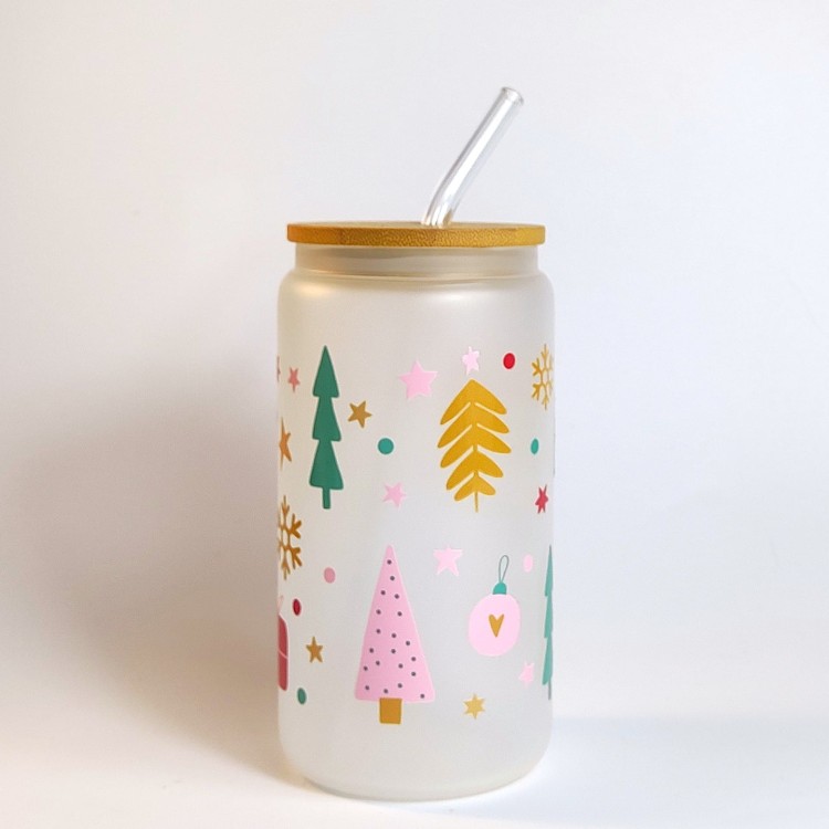 Szklany kubek 550 ml - mleczne szkło - choineczki w różnych kształtach, pastelowych kolorach i otoczeniu bombek, prezentów i gwiazdek - pocichutku.pl