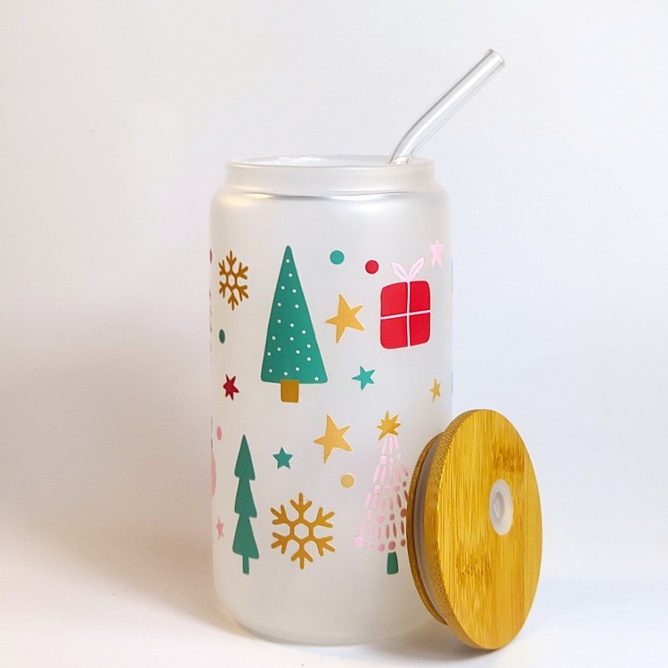Szklany kubek 550 ml - mleczne szkło - choineczki w różnych kształtach, pastelowych kolorach i otoczeniu bombek, prezentów i gwiazdek - pocichutku.pl