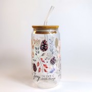 Szklany kubek 550 ml z bambusową pokrywką i szklaną słomką - szop w zimowym anturażu z gałązek iglastych, szyszek, śnieżek i z dopiskiem "Warm winter" - ciepła zima - pocichutku.pl