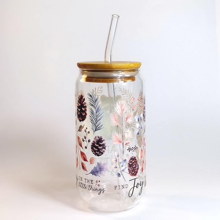 Szklany kubek 550 ml z bambusową pokrywką i szklaną słomką - szop w zimowym anturażu z gałązek iglastych, szyszek, śnieżek i z dopiskiem "Warm winter" - ciepła zima - pocichutku.pl
