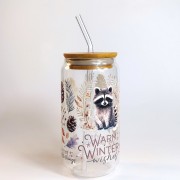 Szklany kubek 550 ml z bambusową pokrywką i szklaną słomką - szop w zimowym anturażu z gałązek iglastych, szyszek, śnieżek i z dopiskiem "Warm winter" - ciepła zima - pocichutku.pl