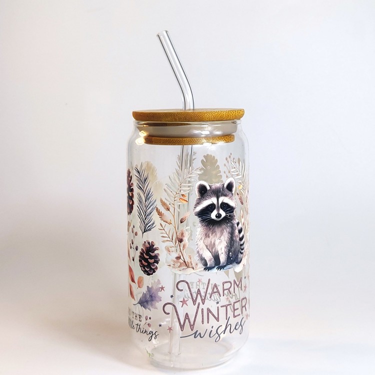 Szklany kubek 550 ml z bambusową pokrywką i szklaną słomką - szop w zimowym anturażu z gałązek iglastych, szyszek, śnieżek i z dopiskiem "Warm winter" - ciepła zima - pocichutku.pl