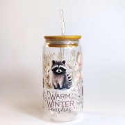 Szklany kubek 550 ml z bambusową pokrywką i szklaną słomką - szop w zimowym anturażu z gałązek iglastych, szyszek, śnieżek i z dopiskiem "Warm winter" - ciepła zima - pocichutku.pl